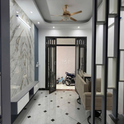 Cho thuê nhà Việt Hưng, 35m, 5 tầng, full đồ, ô tô đỗ cửa, nhà mới.8tr