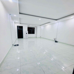 Nhà mới 3 lầu 4pn 4 máy lạnh KdC 586