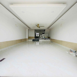 Nhà mới 3 lầu 4pn 4 máy lạnh KdC 586