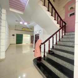 Nhà lầu mới 3 phòng 3 máy lạnh KDC Hồng Phát