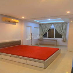 Cho thuê nhà nguyên căn hẻm xe hơi đường CMT8 quận 10, chợ Hòa Hưng