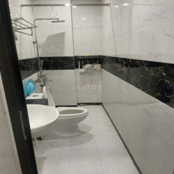 Cho thuê nhà nguyên căn 5 tầng Bát Khối- 3 ngủ, đồ cơ bản- 10 tr/thg