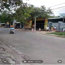 Bán nhà trên mặt đường chính kinh doanh thuận tiện.