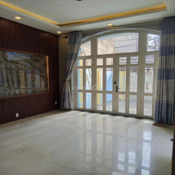 Cho thuê Nhà nguyên căn có Sân vườn. Vòng xoay KCX Tân Thuận