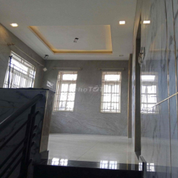 Cho thuê Nhà nguyên căn có Sân vườn. Vòng xoay KCX Tân Thuận
