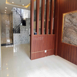 Cho thuê Nhà nguyên căn có Sân vườn. Vòng xoay KCX Tân Thuận