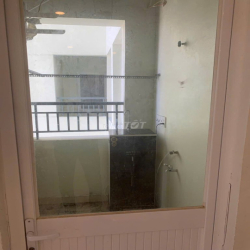 Căn 3PN có 1 máy lạnh + Bếp + Rèm + Máy nước nóng. Chỉ 8 triệu/tháng