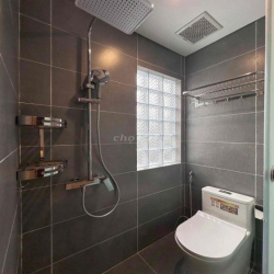 Studio không gian mở tone gỗ ấm có ban công thoáng ngay Chợ Bến Thành