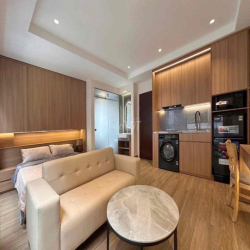 Studio không gian mở tone gỗ ấm có ban công thoáng ngay Chợ Bến Thành