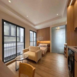 Studio không gian mở tone gỗ ấm có ban công thoáng ngay Chợ Bến Thành