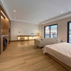 Studio không gian mở tone gỗ ấm có ban công thoáng ngay Chợ Bến Thành