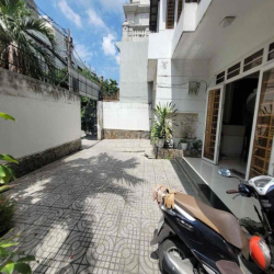 Cho thuê biệt thự đường Bình Lợi, p13, BT. DT 10x20m. Giá 40tr/th