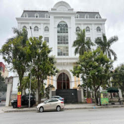 cần cho thuê toà nhà 7 tầng mặt đường