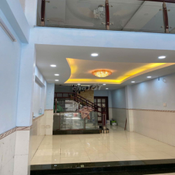 Cho thuê nhà 4 lầu nguyên căn đối diện bệnh viện Nguyễ Tri Phương