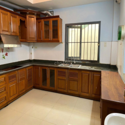 Cho thuê nhà 4 lầu nguyên căn đối diện bệnh viện Nguyễ Tri Phương