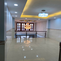 Cho thuê nhà 4 lầu nguyên căn đối diện bệnh viện Nguyễ Tri Phương