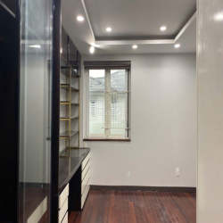 CĂN GÓC 2 MẶT TIỀN VỊ TRÍ ĐẸP NỘI KHU - 300M2 - GIÁ 40TR/THÁNG