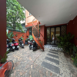 CHO THUÊ VILLA SÂN VƯỜN ĐẶNG TẤT, QUẬN 1, DIỆN TÍCH 8x25M, TRỆT 2 LẦU