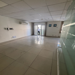 Cho thêu căn phúc yên2 dt200m 5pn3wc nhà trống chỉ 12tr có máy lạnh.