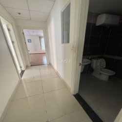 Cho thêu căn phúc yên2 dt200m 5pn3wc nhà trống chỉ 12tr có máy lạnh.