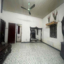 Nhà ngõ 68 Ngọc Thuỵ, 200m, CÓ SÂN VƯỜN. Giá 6tr