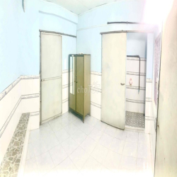 Còn phòng cho thuê giá rẻ, nvs riêng bên trong phòng giáp Q10 và QTB