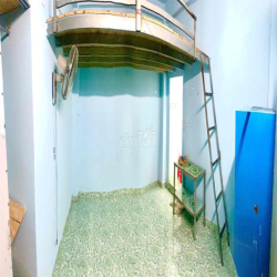 Còn phòng cho thuê giá rẻ, nvs riêng bên trong phòng giáp Q10 và QTB