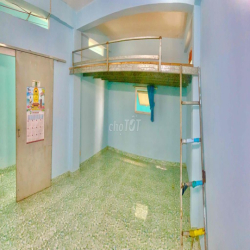 Còn phòng cho thuê giá rẻ, nvs riêng bên trong phòng giáp Q10 và QTB