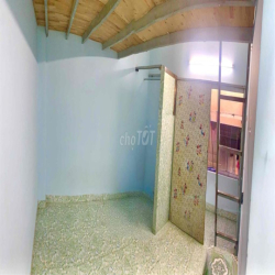 Còn phòng cho thuê giá rẻ, nvs riêng bên trong phòng giáp Q10 và QTB