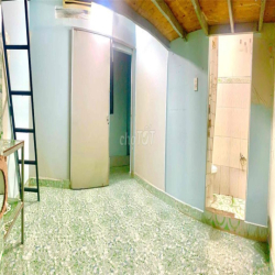 Còn phòng cho thuê giá rẻ, nvs riêng bên trong phòng giáp Q10 và QTB