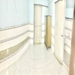 Còn phòng cho thuê giá rẻ, nvs riêng bên trong phòng giáp Q10 và QTB