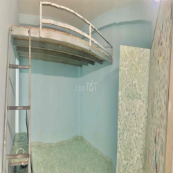 Còn phòng cho thuê giá rẻ, nvs riêng bên trong phòng giáp Q10 và QTB