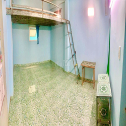 Còn phòng cho thuê giá rẻ, nvs riêng bên trong phòng giáp Q10 và QTB