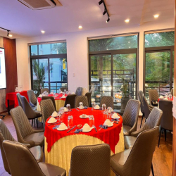 Cho thuê nhà MT Sân vườn đường Nguyễn Hữu Cảnh, P22, Bình Thạnh.