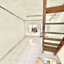 Cho thuê nhà nguyên căn nhỏ, 2 lầu, 2pn, hẻm 686 CMT8, Giá 3,6tr/th