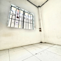 Cho thuê nhà nguyên căn nhỏ, 2 lầu, 2pn, hẻm 686 CMT8, Giá 3,6tr/th