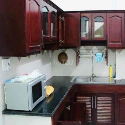 NHÀ Q1, 1 TRỆT 1 LẦU, 1 SÂN THƯỢNG, 2P. NGỦ 2M. LẠNH ở và Đi làm