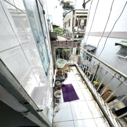 Cho thuê nhà nguyên căn nhỏ, 2 lầu, 2pn, hẻm 686 CMT8, Giá 3,6tr/th