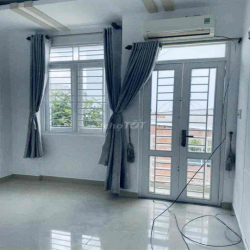 NHÀ Q1, 1 TRỆT 1 LẦU, 1 SÂN THƯỢNG, 2P. NGỦ 2M. LẠNH ở và Đi làm
