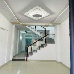 NHÀ Q1, 1 TRỆT 1 LẦU, 1 SÂN THƯỢNG, 2P. NGỦ 2M. LẠNH ở và Đi làm