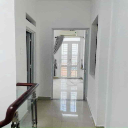 NHÀ Q1, 1 TRỆT 1 LẦU, 1 SÂN THƯỢNG, 2P. NGỦ 2M. LẠNH ở và Đi làm