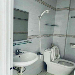NHÀ Q1, 1 TRỆT 1 LẦU, 1 SÂN THƯỢNG, 2P. NGỦ 2M. LẠNH ở và Đi làm