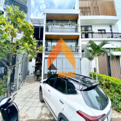 TÒA VĂN PHÒNG MỚI XÂY STYLE KÍNH HIỆN ĐẠI 20-45TR