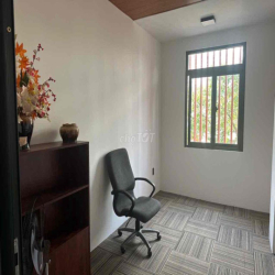 . + Tiện ích đầy đủ: Trang bị thang máy, hệ thống an ninh