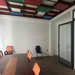 . + Tiện ích đầy đủ: Trang bị thang máy, hệ thống an ninh