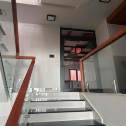 . + Tiện ích đầy đủ: Trang bị thang máy, hệ thống an ninh