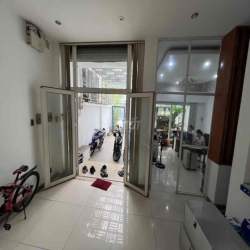 Cho thuê nguyên căn 7mx18m 2 lầu sân thượng ưu tiên VpCty