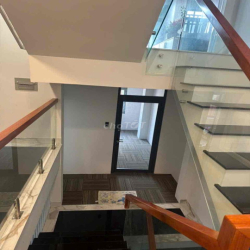 . + Tiện ích đầy đủ: Trang bị thang máy, hệ thống an ninh