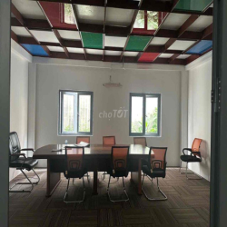 . + Tiện ích đầy đủ: Trang bị thang máy, hệ thống an ninh