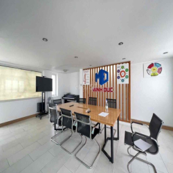 Cho thuê nguyên căn 7mx18m 2 lầu sân thượng ưu tiên VpCty